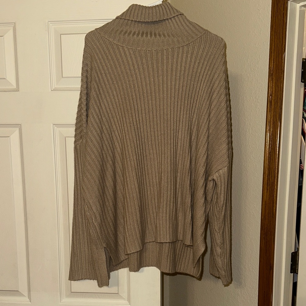 Relaxed Ribbed Turtleneck Sweater - Taupe